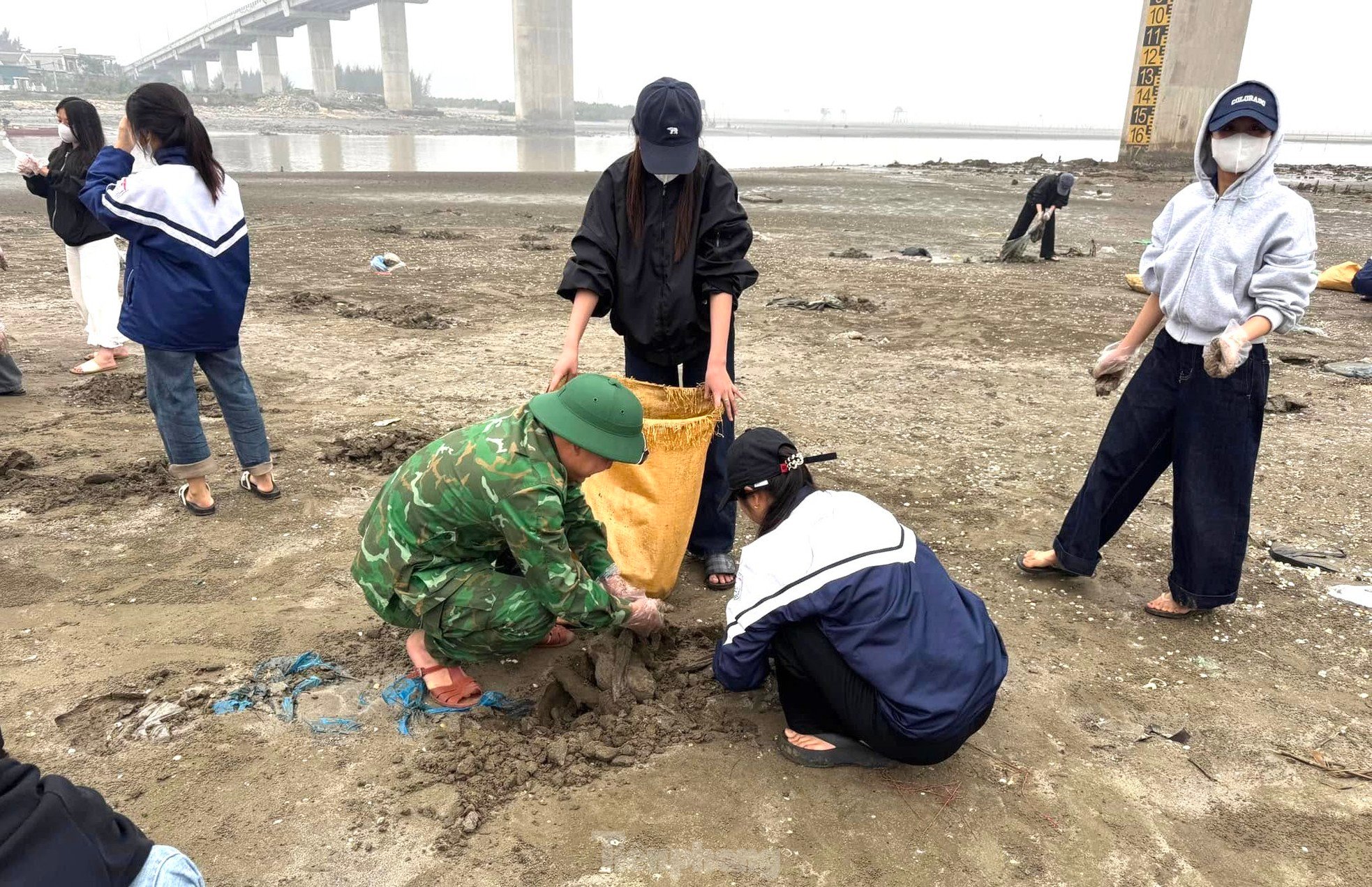 国境警備隊と青年組合員がビーチを清掃する写真6