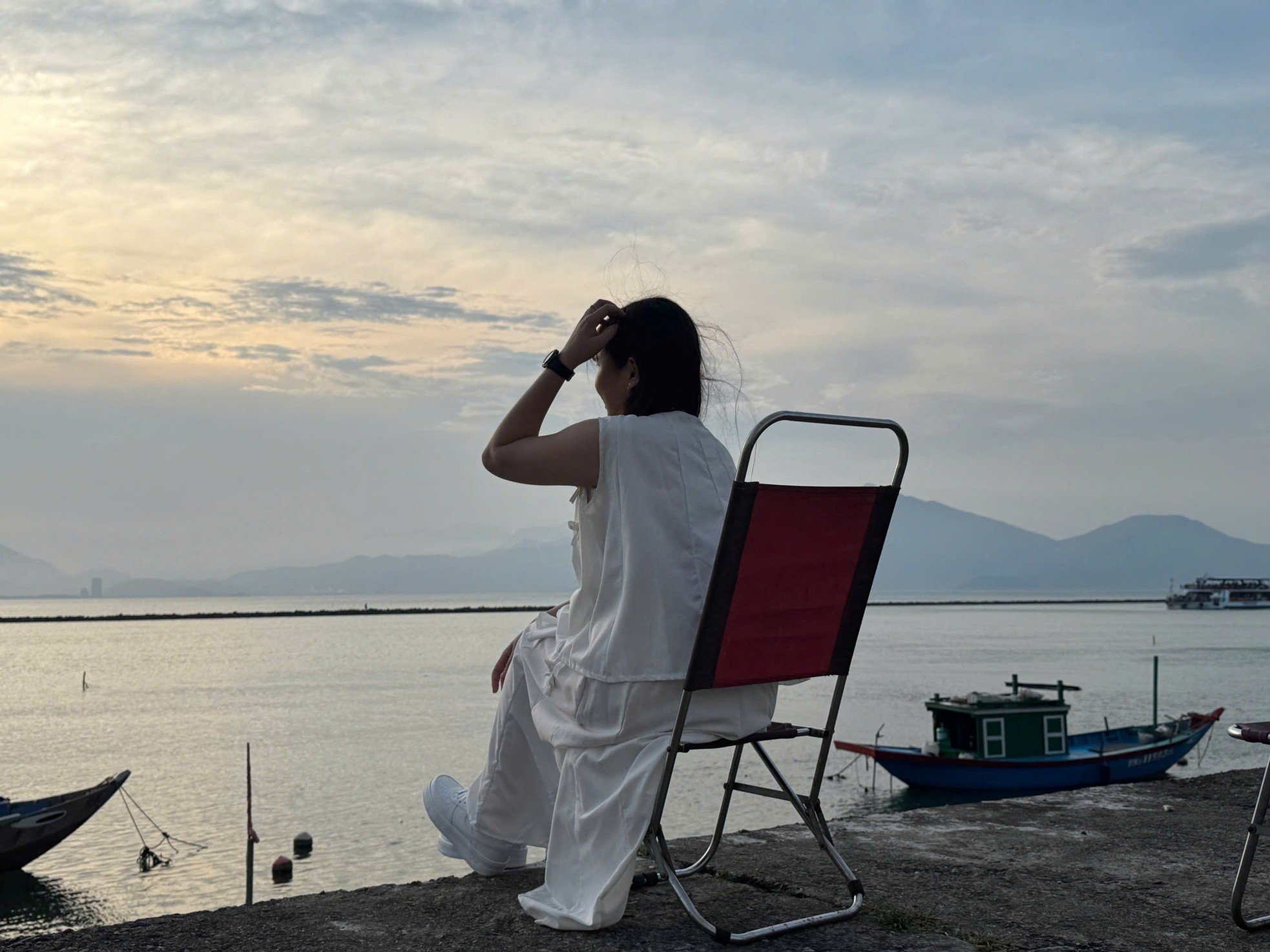 Den extrem „coolen“ Sonnenuntergang unter der Brücke beobachten, die den Fluss vom Meer in Da Nang trennt. Foto 6