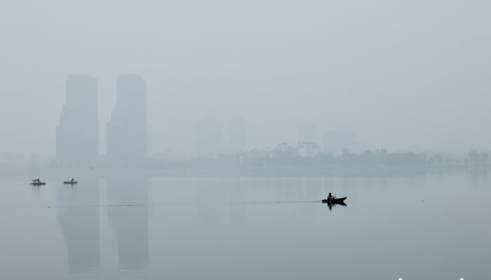 West Lake is strangely beautiful in the misty fog