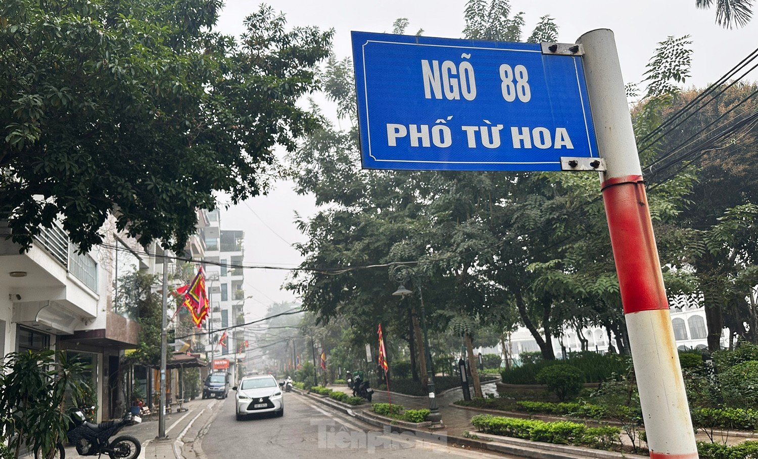 Close-up of two roads along West Lake that will soon be widened to 21m photo 3