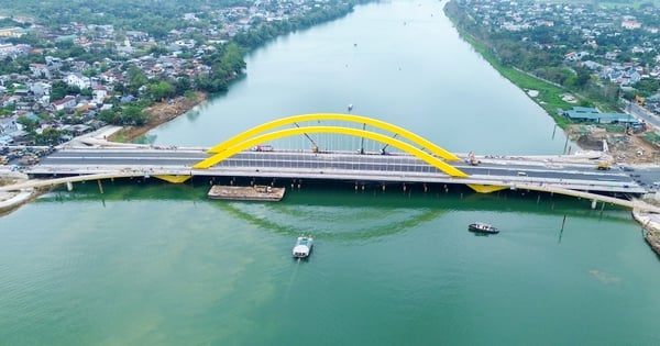 Image du pont Nguyen Hoang sur la rivière Huong avant le jour de l'ouverture