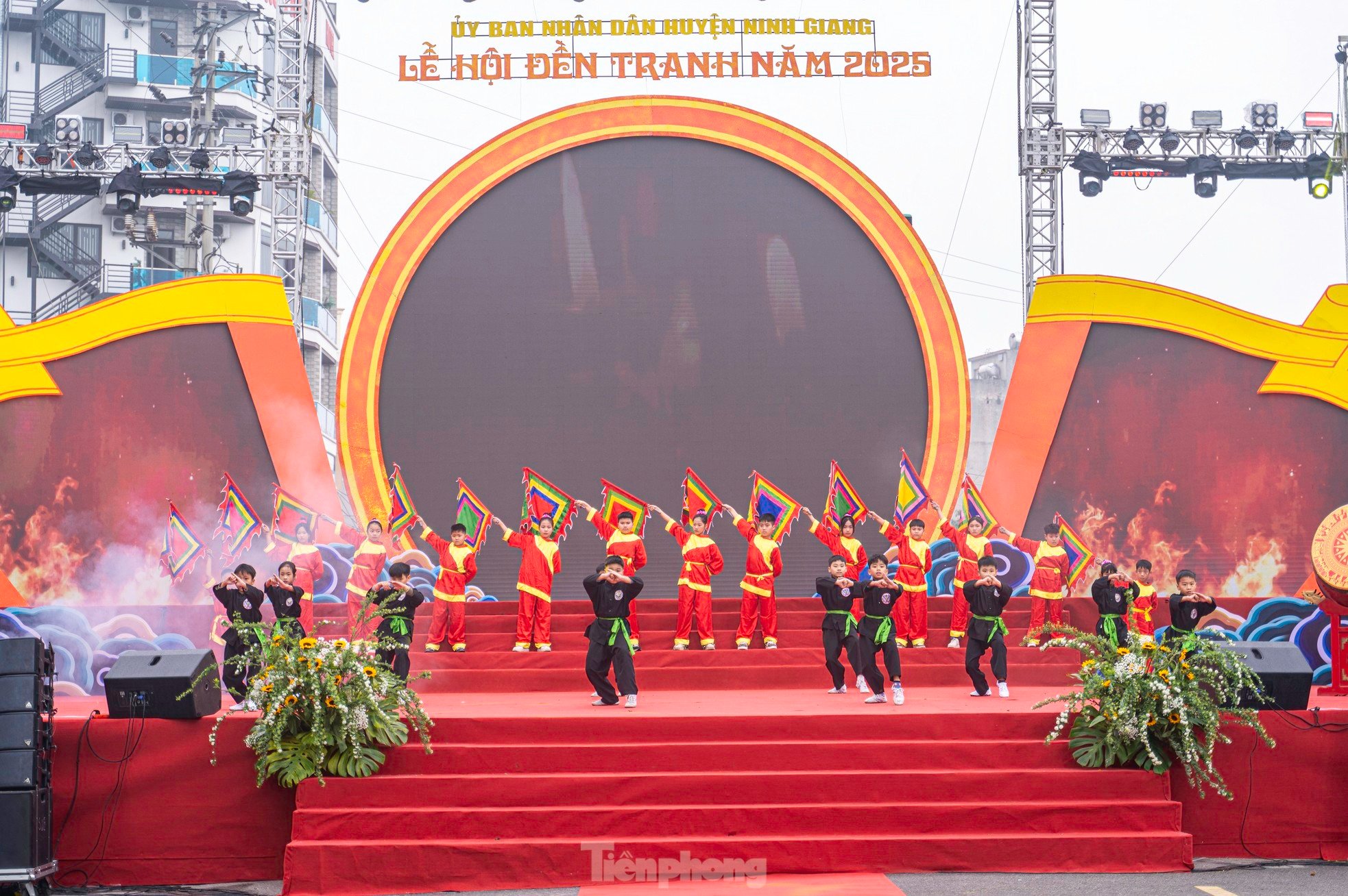 Thousands of people attend Tranh Temple Festival 2025 photo 6