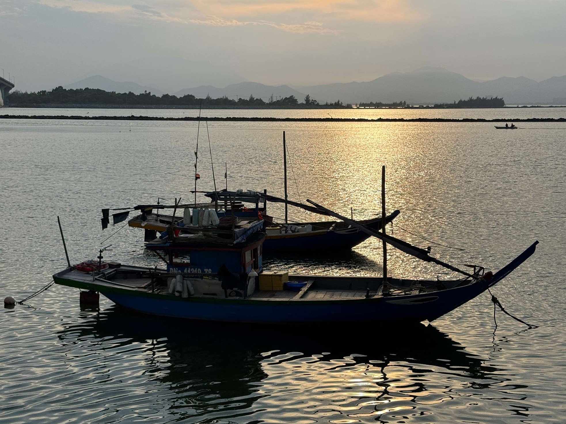 Den extrem „coolen“ Sonnenuntergang unter der Brücke beobachten, die den Fluss vom Meer in Da Nang trennt. Foto 9