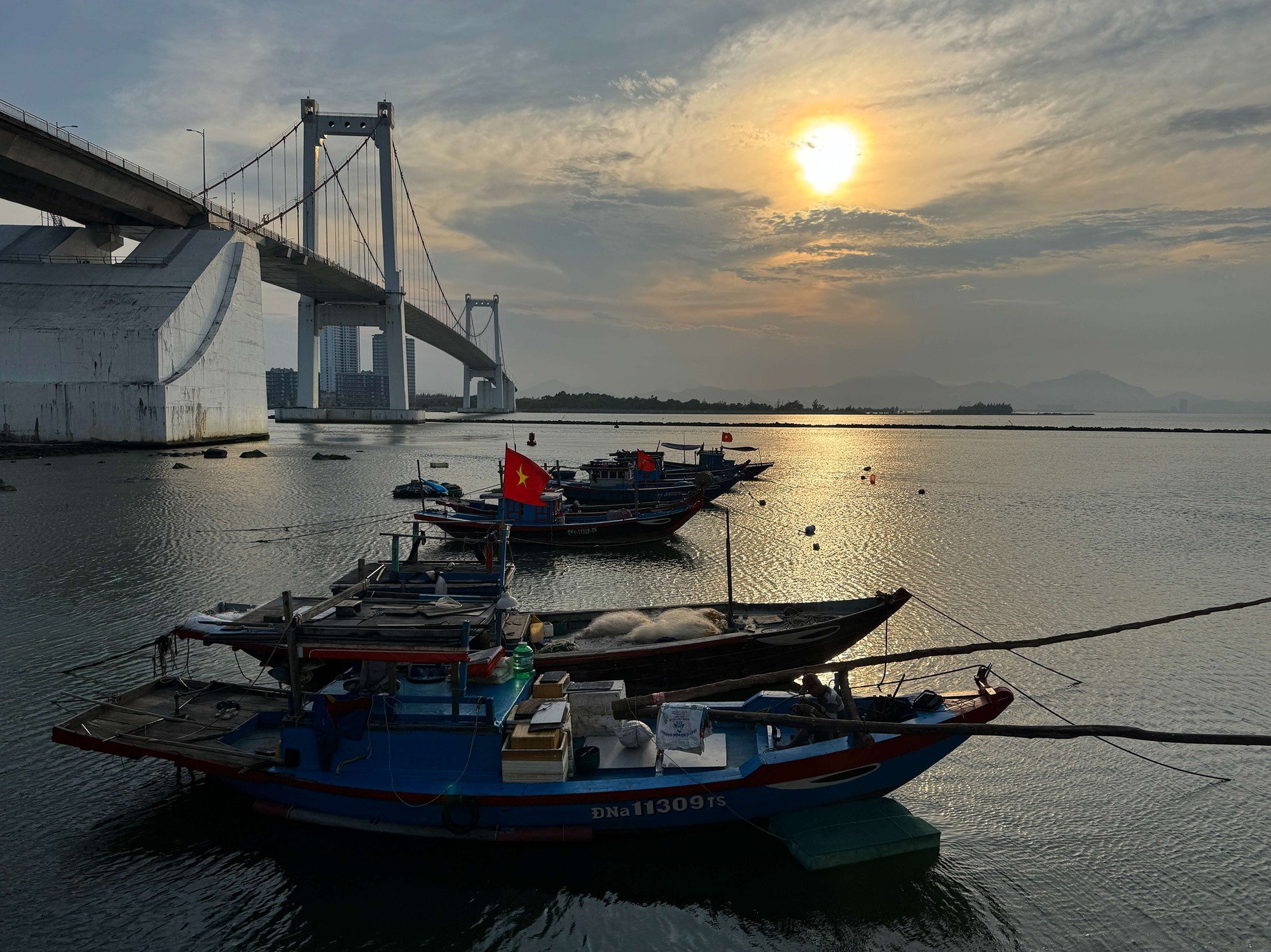 Den extrem „coolen“ Sonnenuntergang unter der Brücke beobachten, die Fluss und Meer in Da Nang trennt. Foto 1