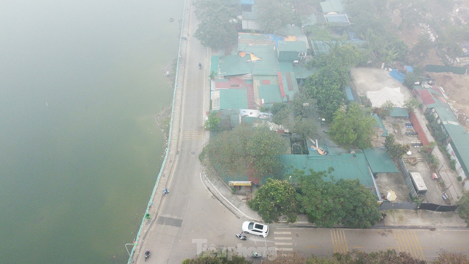 Close-up of two roads along West Lake that will soon be widened to 21m photo 2