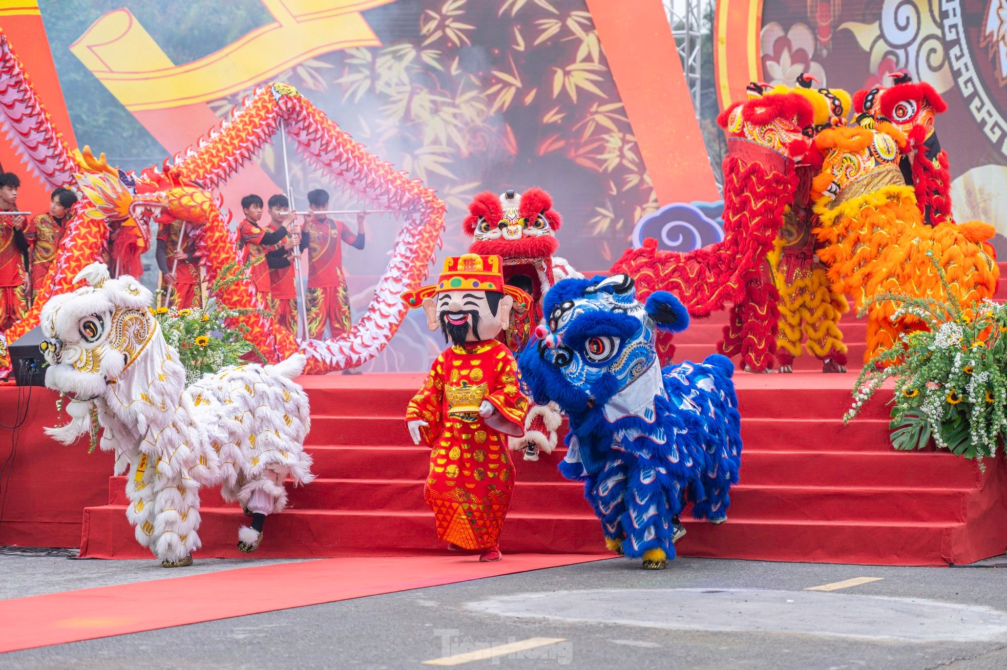 Thousands of people attend Tranh Temple Festival 2025 photo 13