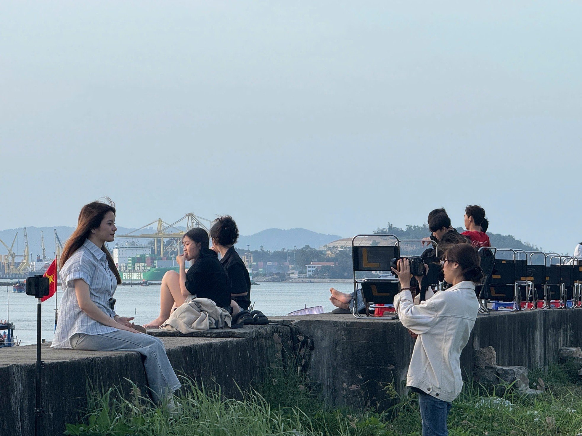 Den extrem „coolen“ Sonnenuntergang unter der Brücke beobachten, die den Fluss vom Meer in Da Nang trennt. Foto 13