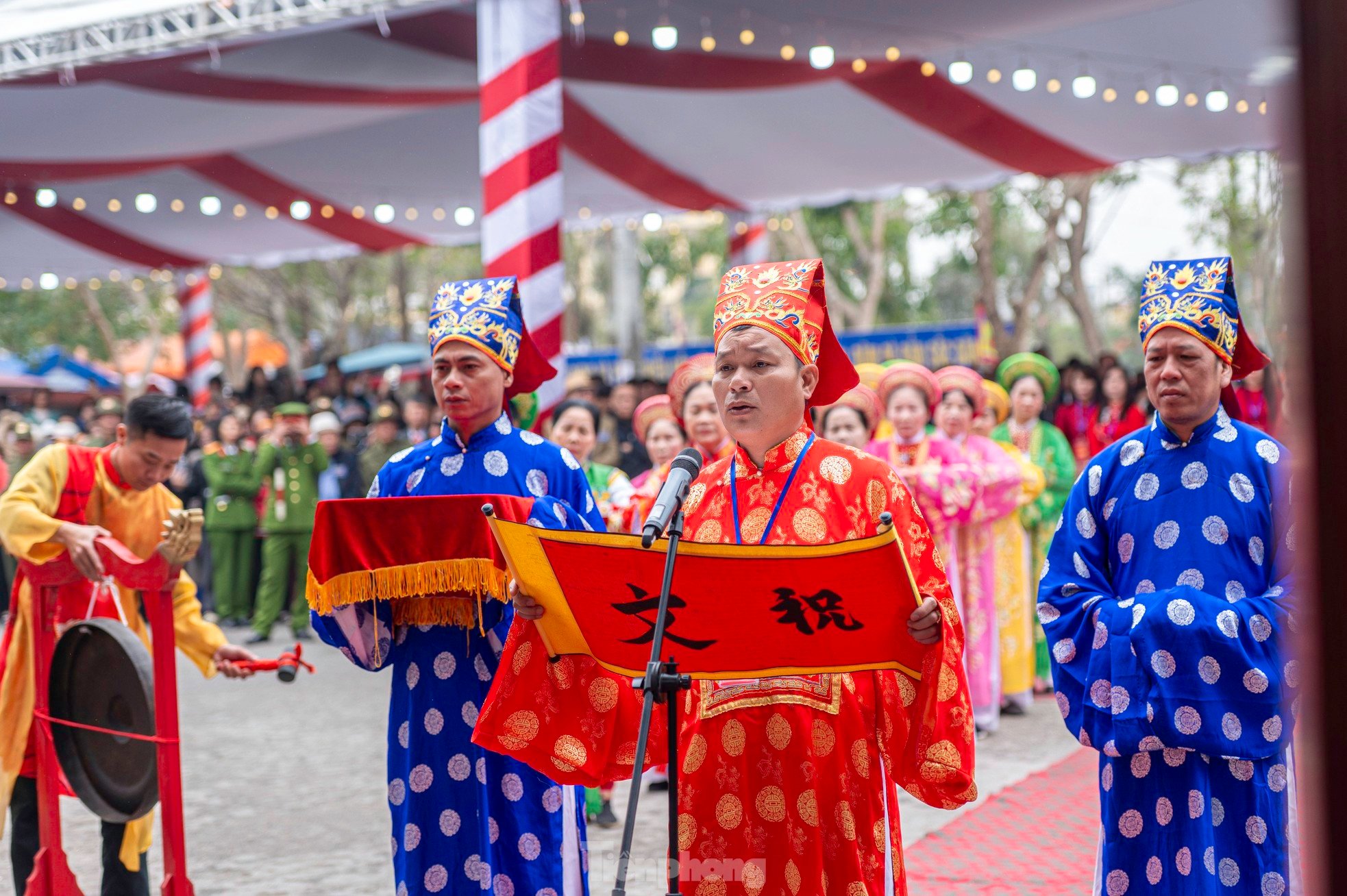 Thousands of people attend Tranh Temple Festival 2025 photo 9