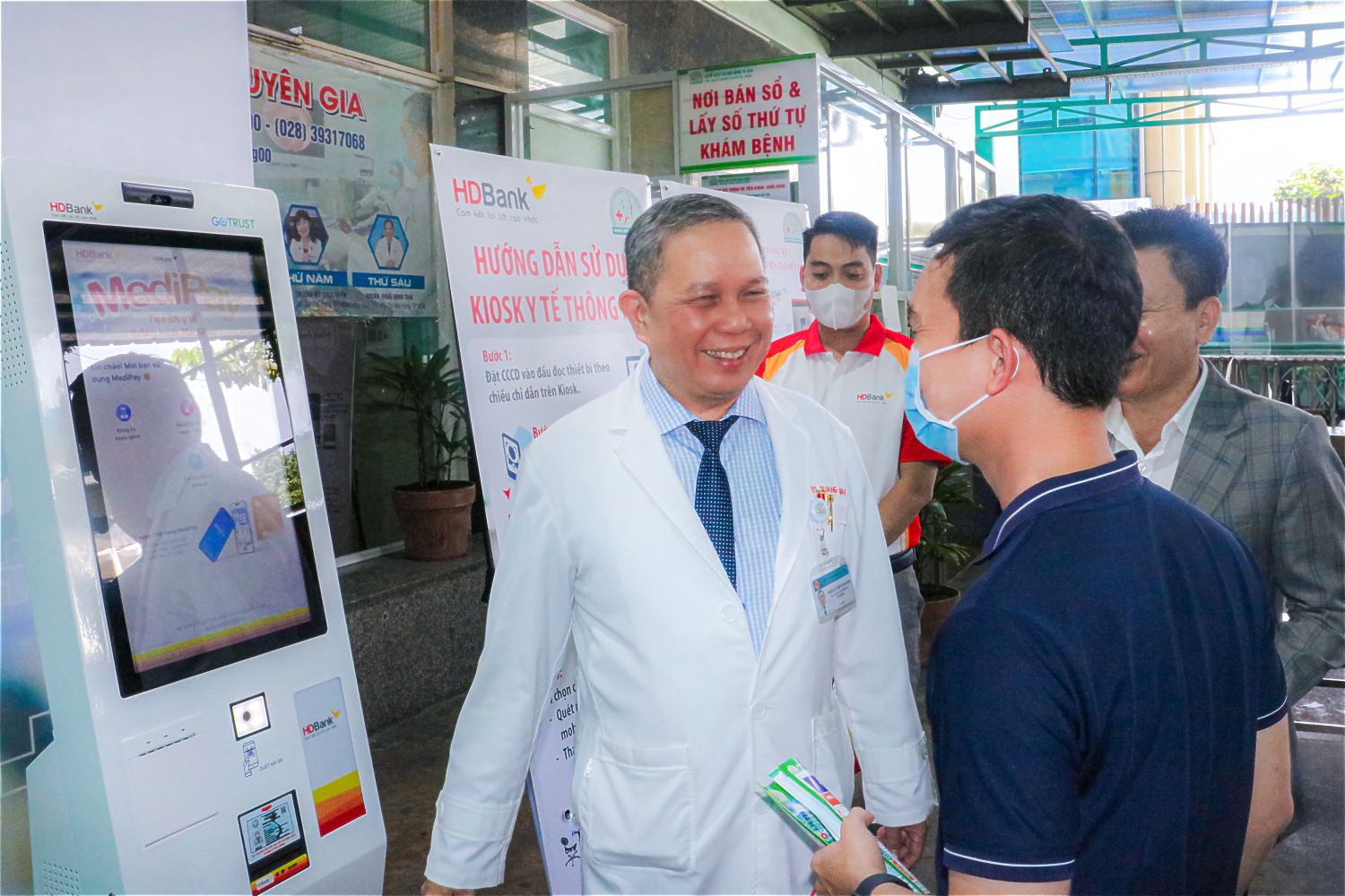 HDBank: Ngân hàng đầu tiên đưa Kiosk y tế thông minh vào nâng cao trải nghiệm khám chữa bệnh cho người dân