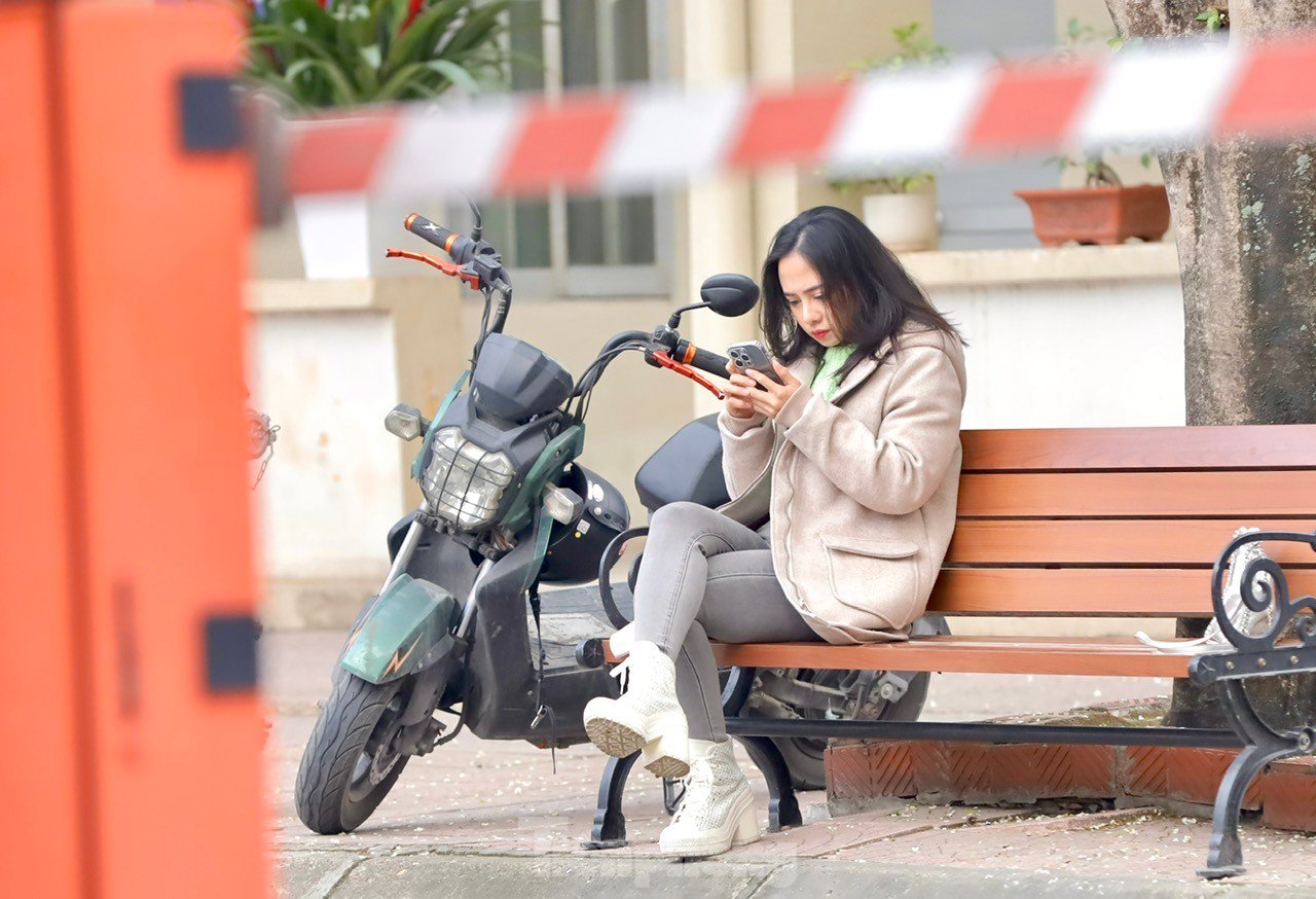 Fascinado al ver las flores blancas Su floreciendo en el cielo de Hanoi foto 18