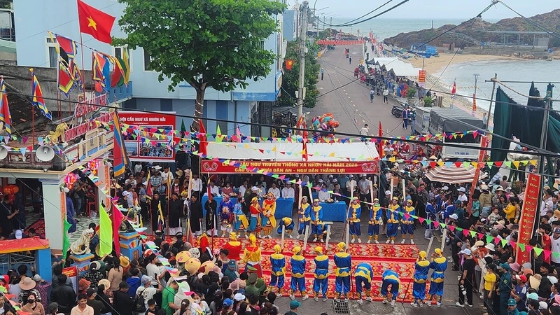 Festival de pesca de Nhon Hai: numerosos rituales típicos de los pescadores costeros