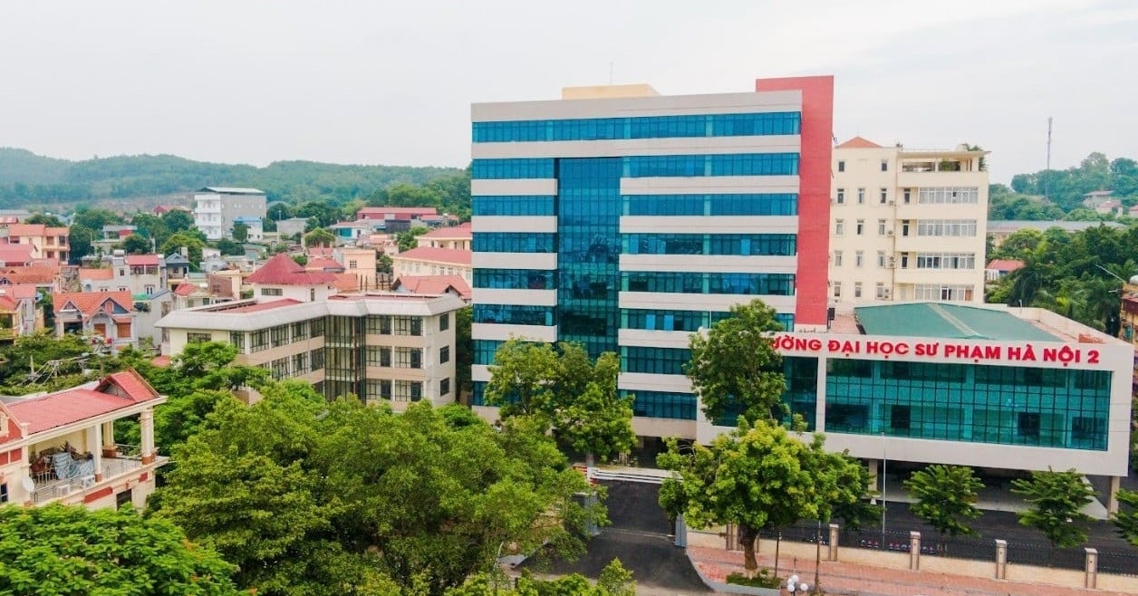 Gründung der Sekundar- und Oberschule für Pädagogik an der Hanoi National University of Education 2