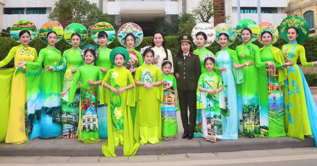 Impressed with the image of female police officer performing in Ao Dai