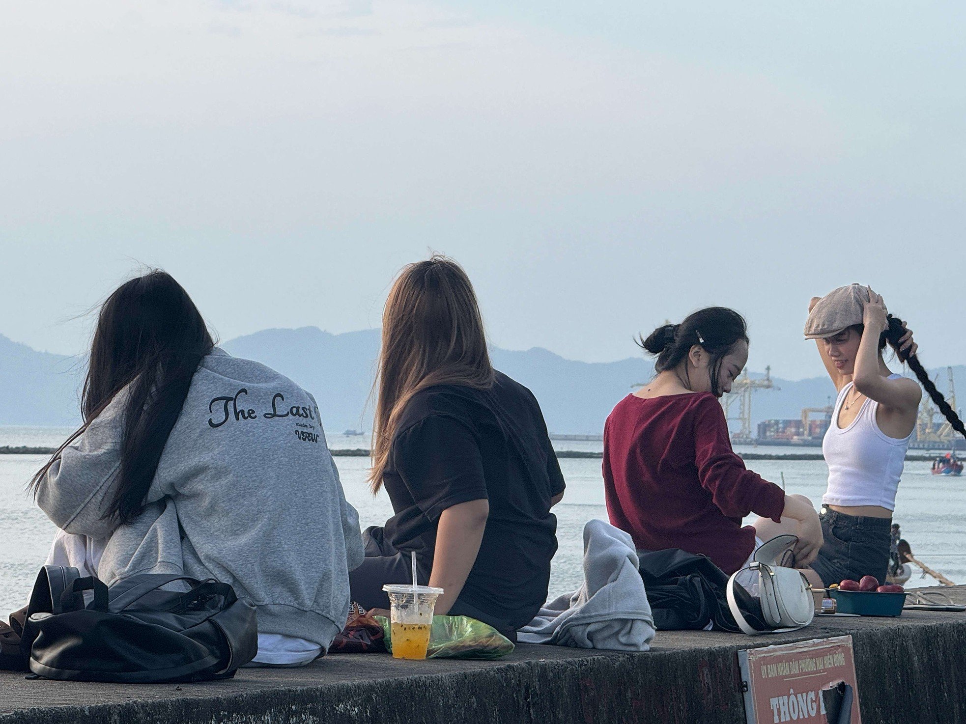 Den extrem „coolen“ Sonnenuntergang unter der Brücke beobachten, die den Fluss vom Meer in Da Nang trennt. Foto 4