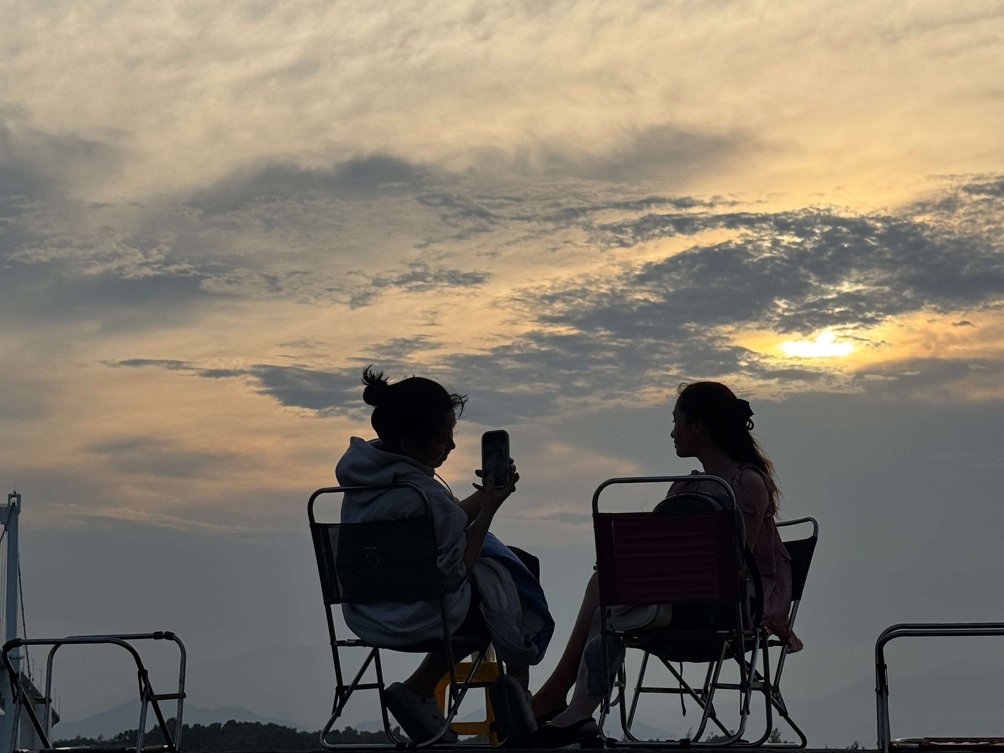 Den extrem „coolen“ Sonnenuntergang unter der Brücke beobachten, die den Fluss vom Meer in Da Nang trennt, Foto 12