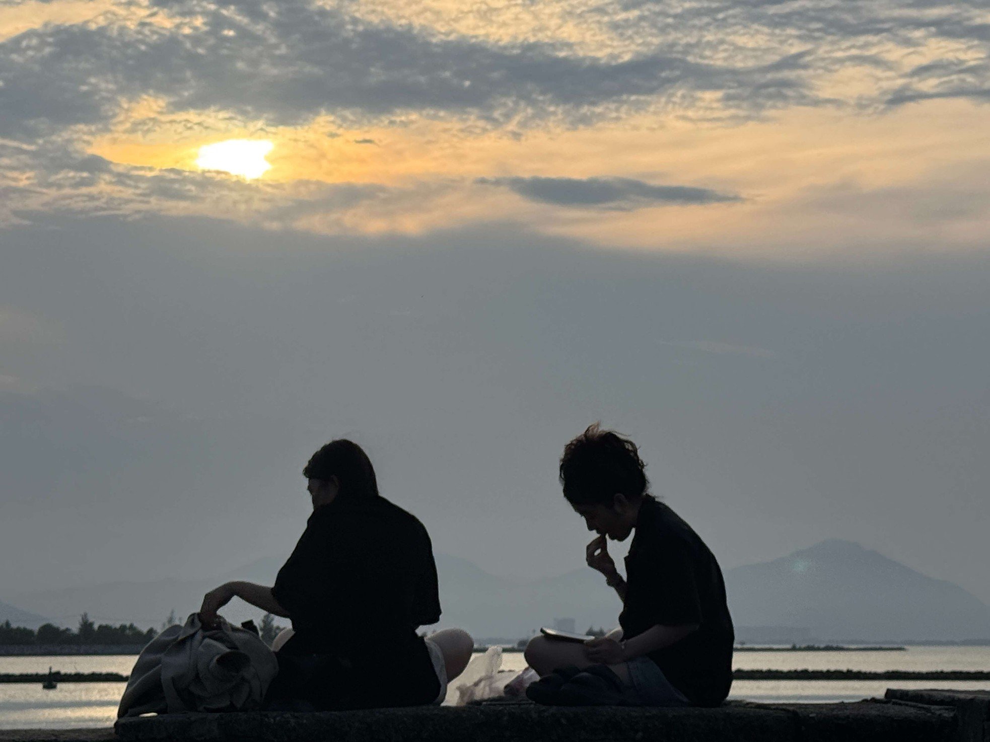 Den extrem „coolen“ Sonnenuntergang unter der Brücke beobachten, die den Fluss vom Meer in Da Nang trennt, Foto 16