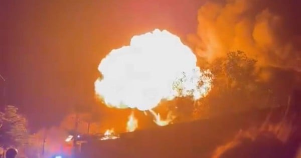 Grand incendie nocturne, colonne de fumée de plusieurs centaines de mètres de haut, accompagnée d'une forte explosion à Dong Nai