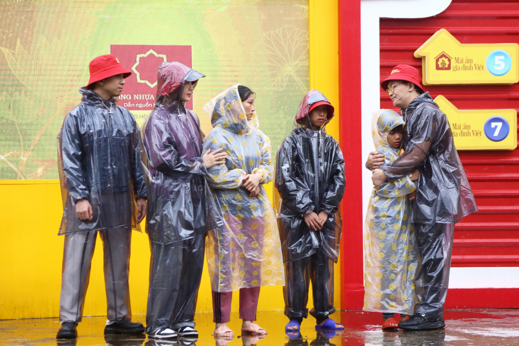 Cientos de espectadores desafiaron la lluvia para ver Vietnamese Family Home, lo que emocionó al MC Dai Nghia.