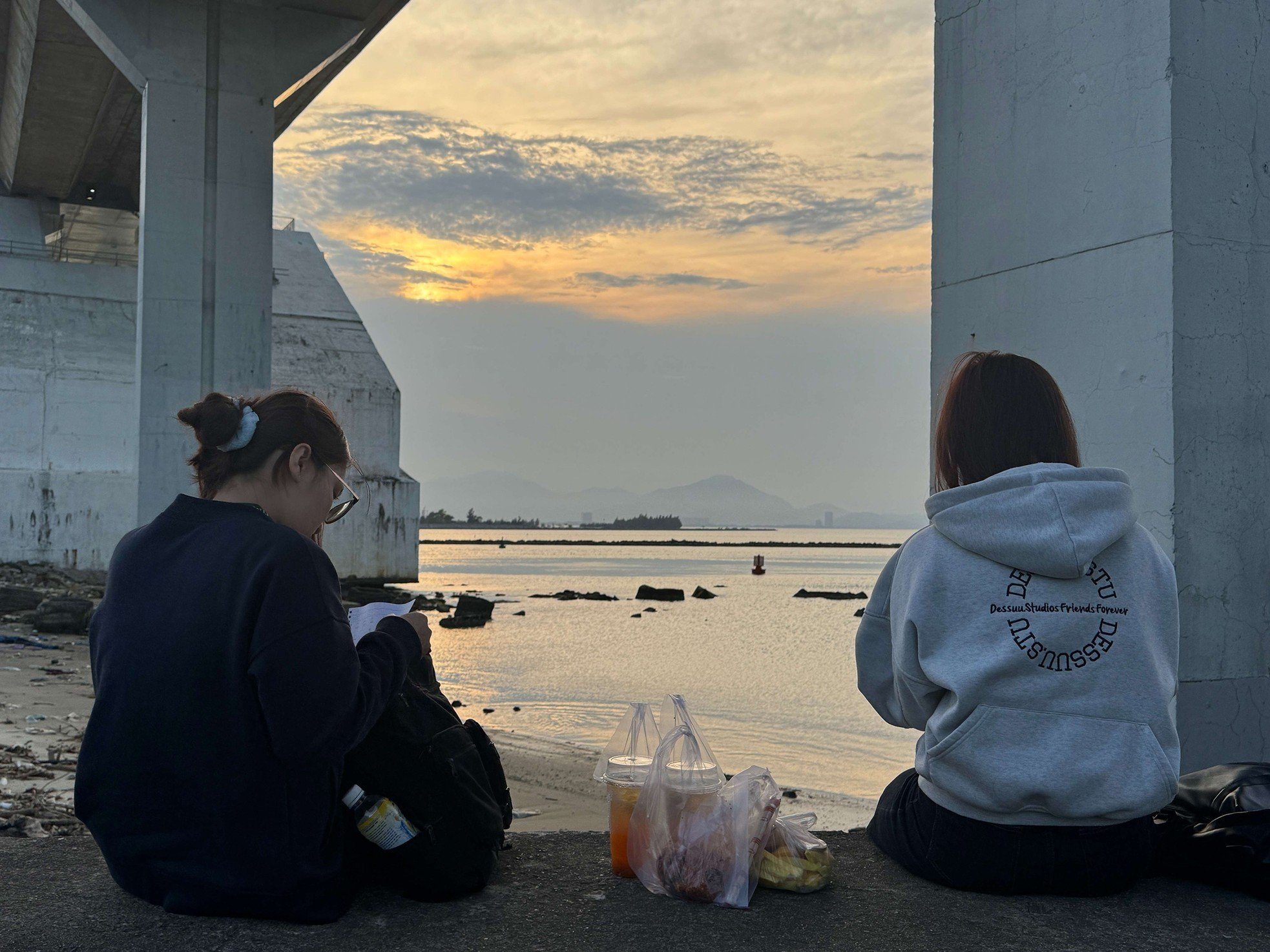 Den extrem „coolen“ Sonnenuntergang unter der Brücke beobachten, die den Fluss vom Meer in Da Nang trennt. Foto 5