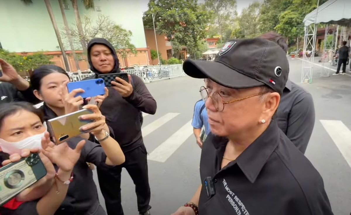 El público se indignó cuando el YouTuber TikToker pidió dinero prestado a un monje para transmitir en vivo la foto 2