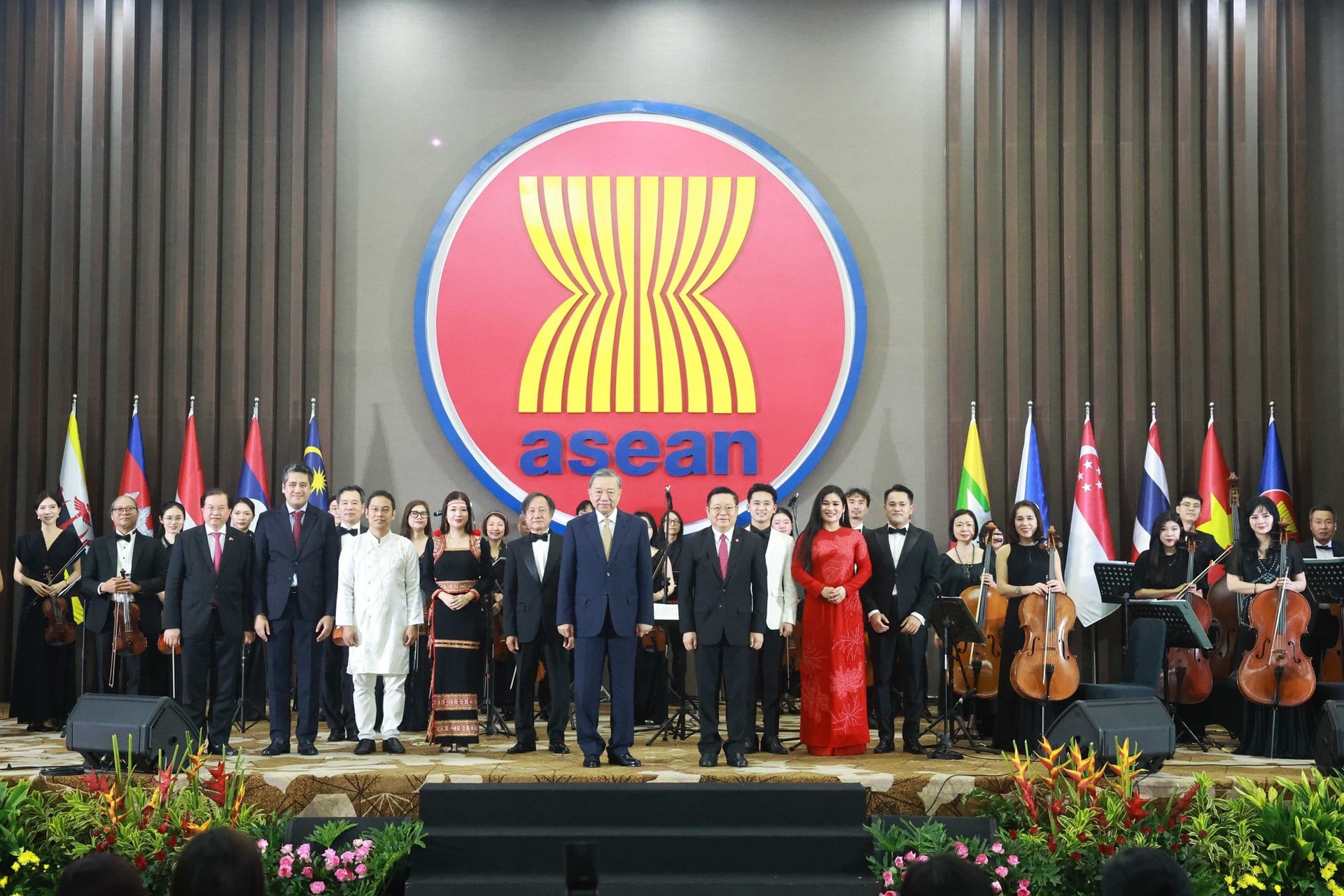 tong-bi-thu-to-lam-va-phu-nhan-du-le-ky-niem-30-nam-viet-nam-gia-nhap-asean-7904357.jpg