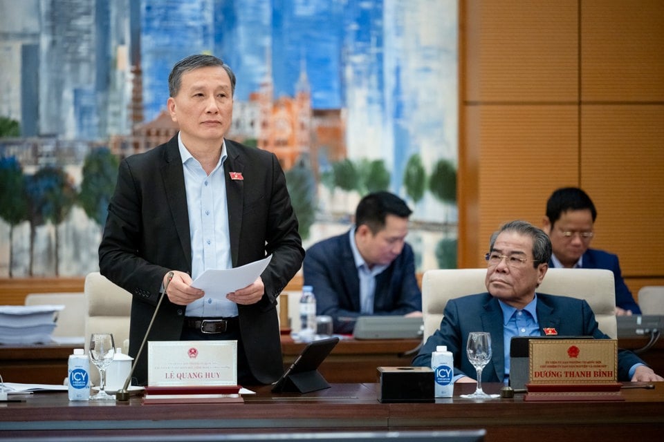 El presidente del Comité de Ciencia, Tecnología y Medio Ambiente, Le Quang Huy, informó sobre la revisión del proyecto de ley. Foto: Quochoi.vn