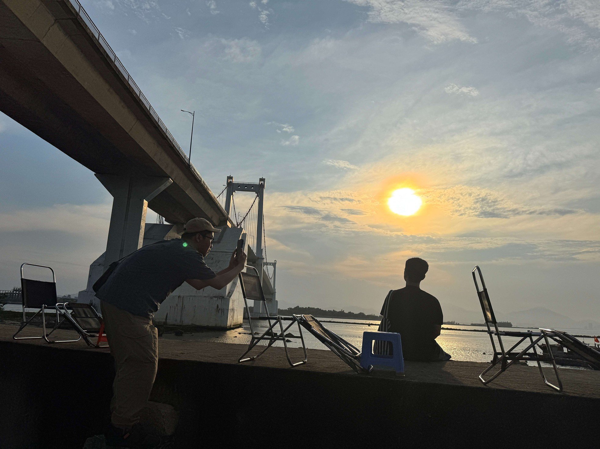 Den extrem „coolen“ Sonnenuntergang unter der Brücke beobachten, die den Fluss vom Meer in Da Nang trennt. Foto 10