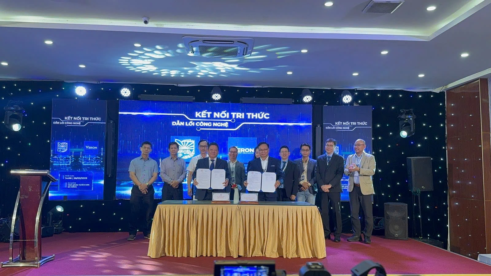 Veron Group signed a high-tech training cooperation agreement with Phuong Dong College