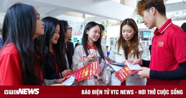 La Universidad de Economía se une a las escuelas secundarias para brindar orientación profesional temprana a los estudiantes