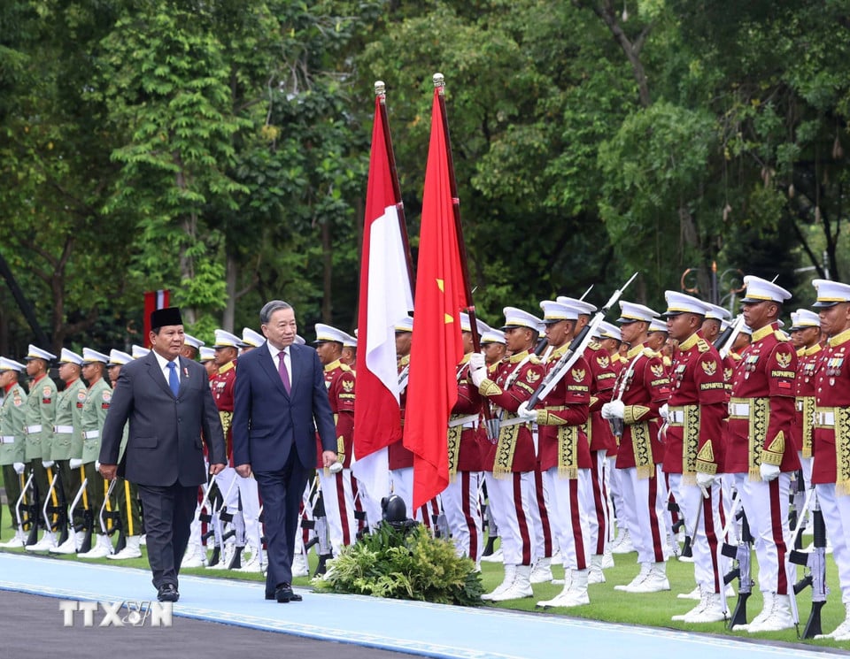 Indonesia solemnly welcomed General Secretary To Lam with a 21-gun salute.