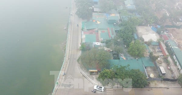 Primer plano de dos caminos a lo largo del Lago Oeste que pronto se ampliarán a 21 m