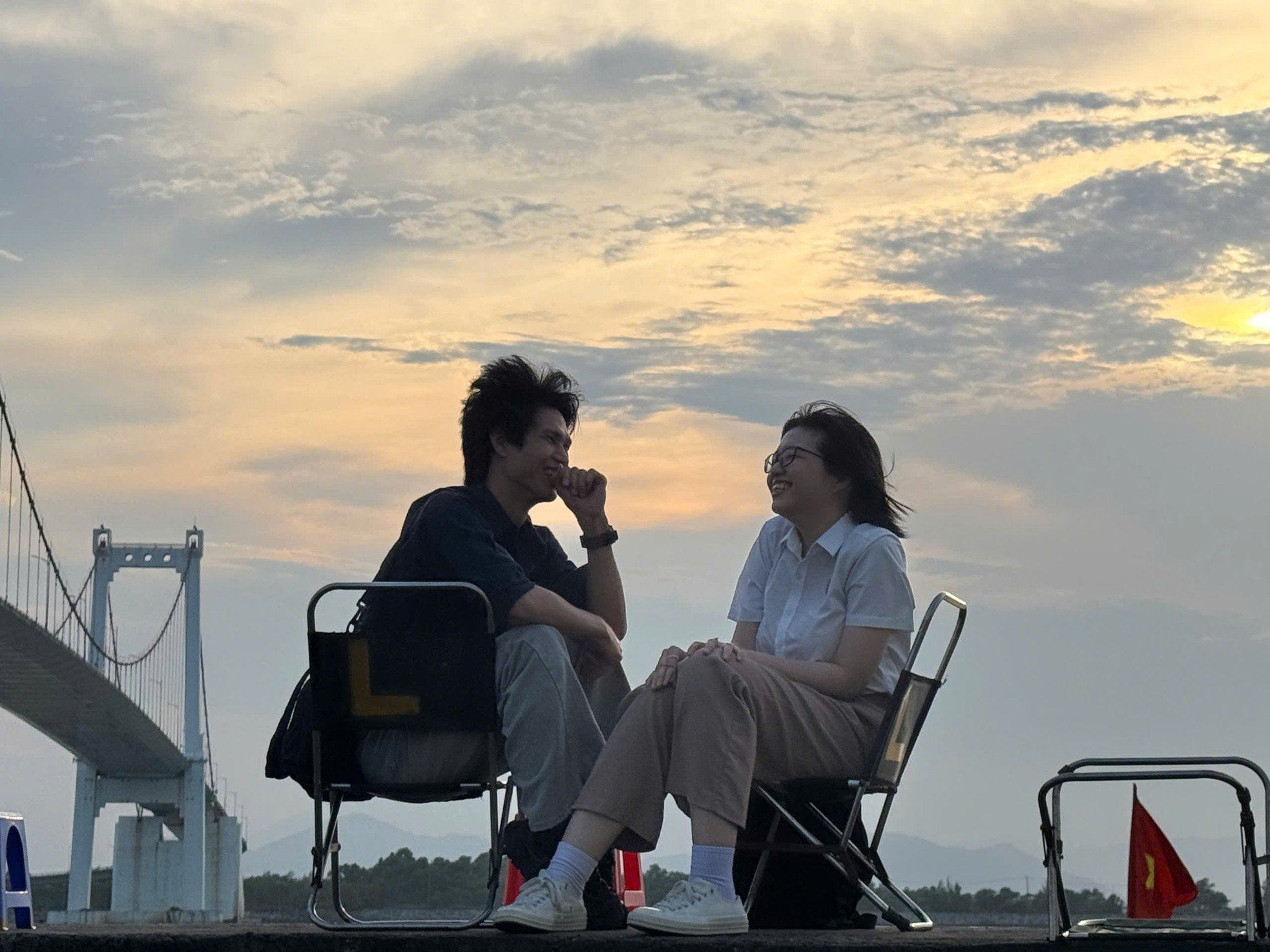 Den extrem „coolen“ Sonnenuntergang unter der Brücke beobachten, die den Fluss vom Meer in Da Nang trennt. Foto 15