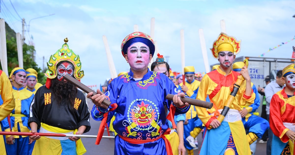 古代の漁村での漁業祭りは観光客を帰りたくなくさせる