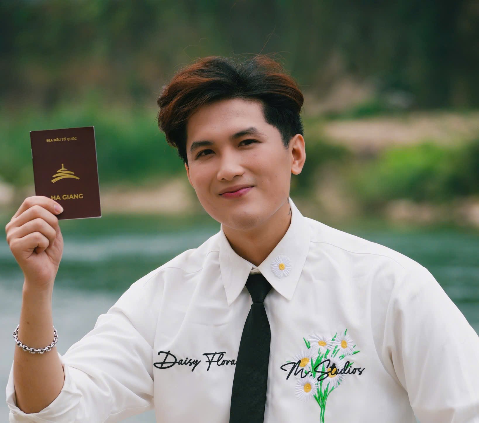 Meet the author of the "Ha Giang passport" that is making tourists fascinated