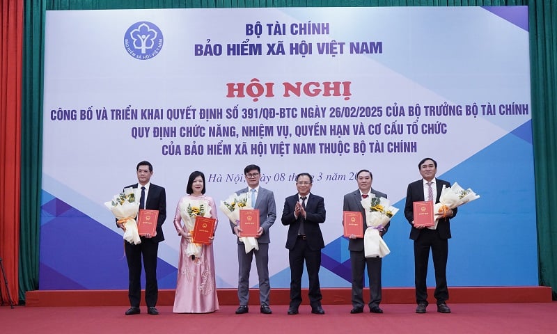 Mr. Nguyen Ngoc Huyen (far left) received the Decision on transfer and appointment of Director of Social Insurance Region I.