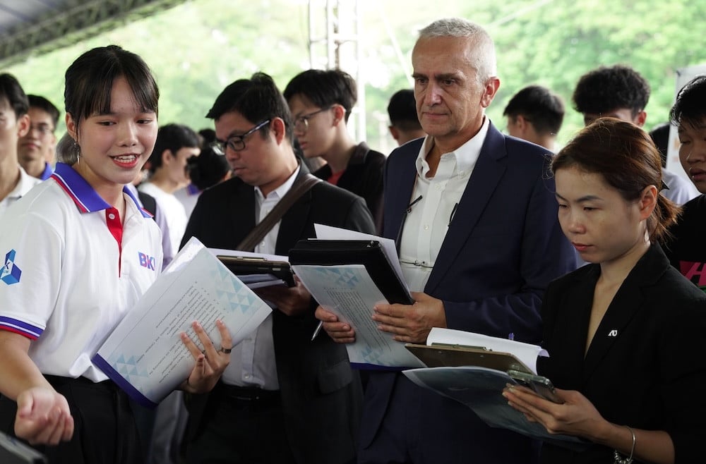 Universities pay foreign professors and doctors three times more than Vietnamese