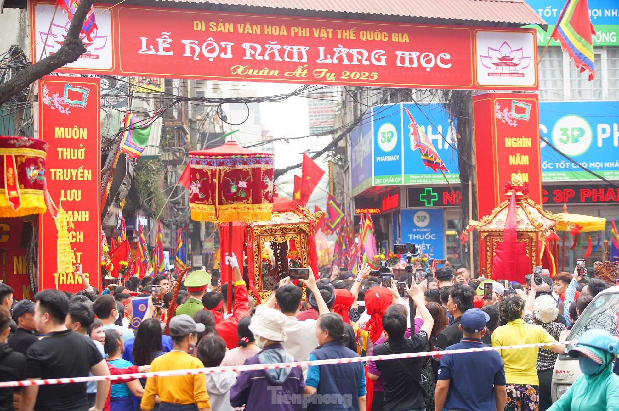 Sea of ​​people watching the procession of 5 Moc villages in the middle of Hanoi street photo 5