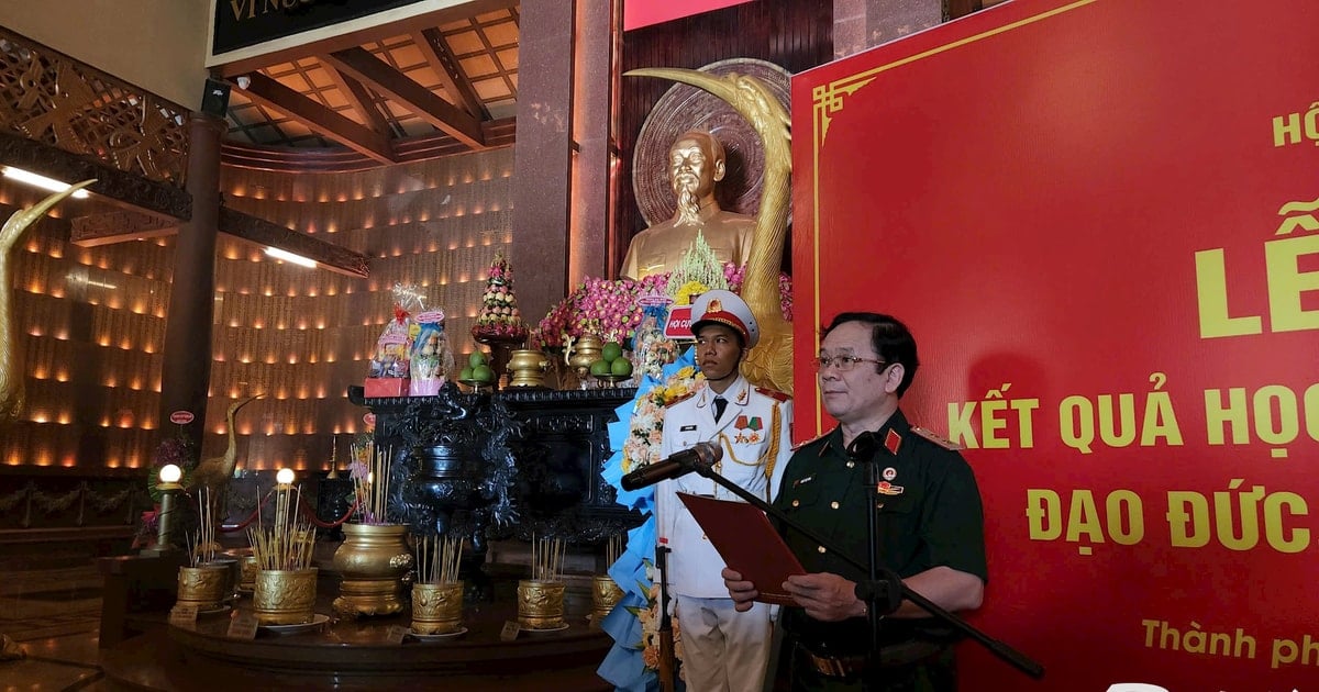 A delegation of outstanding veterans from across the country offered flowers and incense to report their achievements in Ho Chi Minh City.