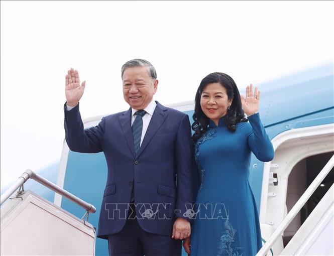 General Secretary To Lam and his wife at Halim Perdanakusuma military airport, Jakarta. Photo: VNA