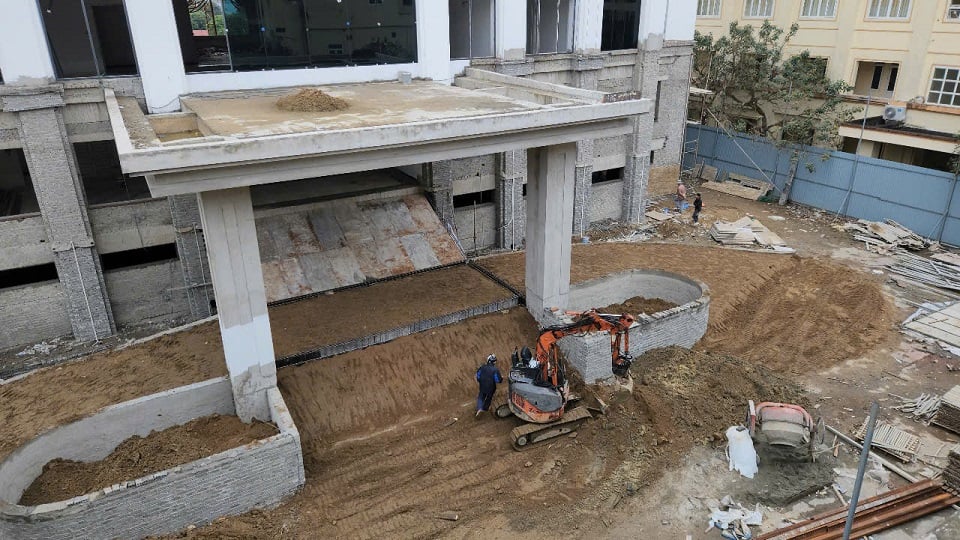 Workers are rushing to complete the items in front of the headquarters.