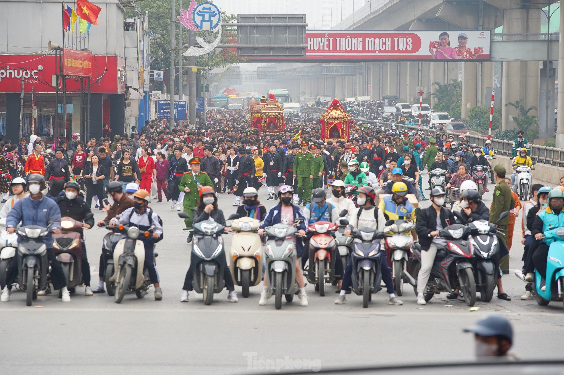 Mar de gente observando la procesión de 5 pueblos creciendo en medio de la calle de Hanoi foto 16