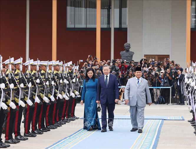 President of the Republic of Indonesia, Chairman of the Great Indonesia Movement Party (Gerindra) Prabowo Subianto sees off General Secretary To Lam and his wife. Photo: VNA