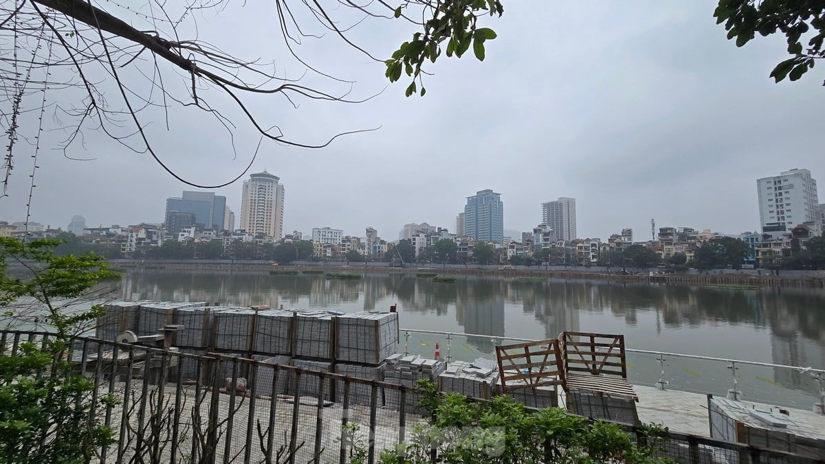 La scène flottante et la tribune extérieure du lac Hoang Cau se dévoilent progressivement, photo 11