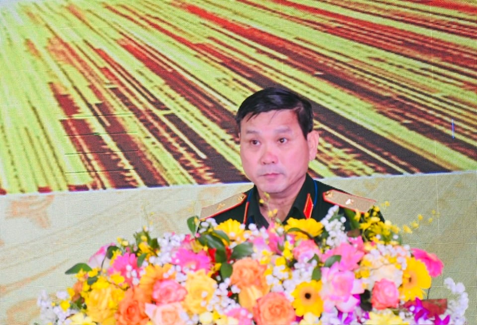 Le général de division Le Ngoc Hai, commandant de la région militaire 5, a pris la parole lors de la conférence.