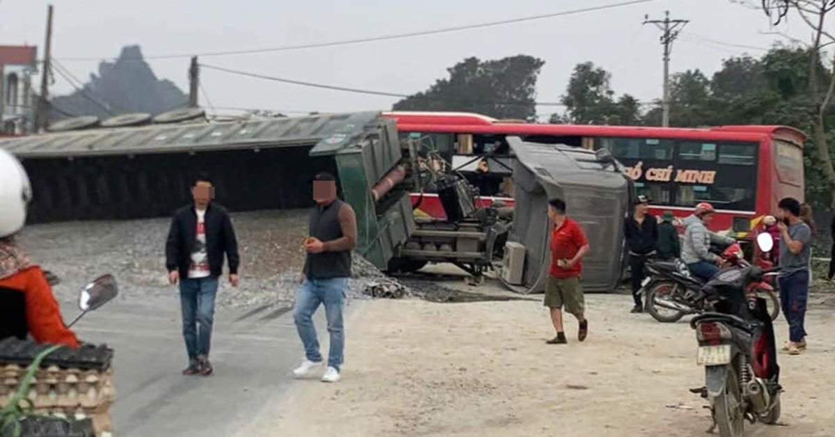 Plusieurs accidents à Hanoi, un semi-remorque renversé bloquant la route