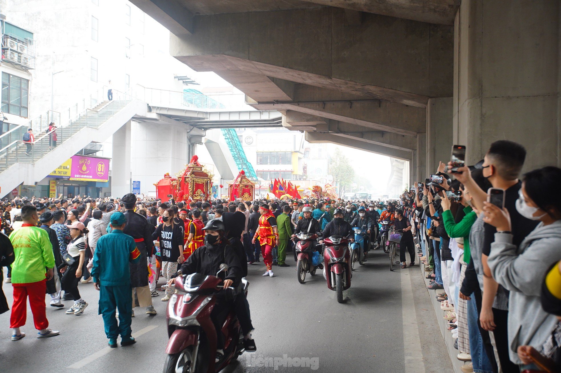 Mar de gente observando la procesión de 5 aldeas Moc en medio de la calle de Hanoi foto 15