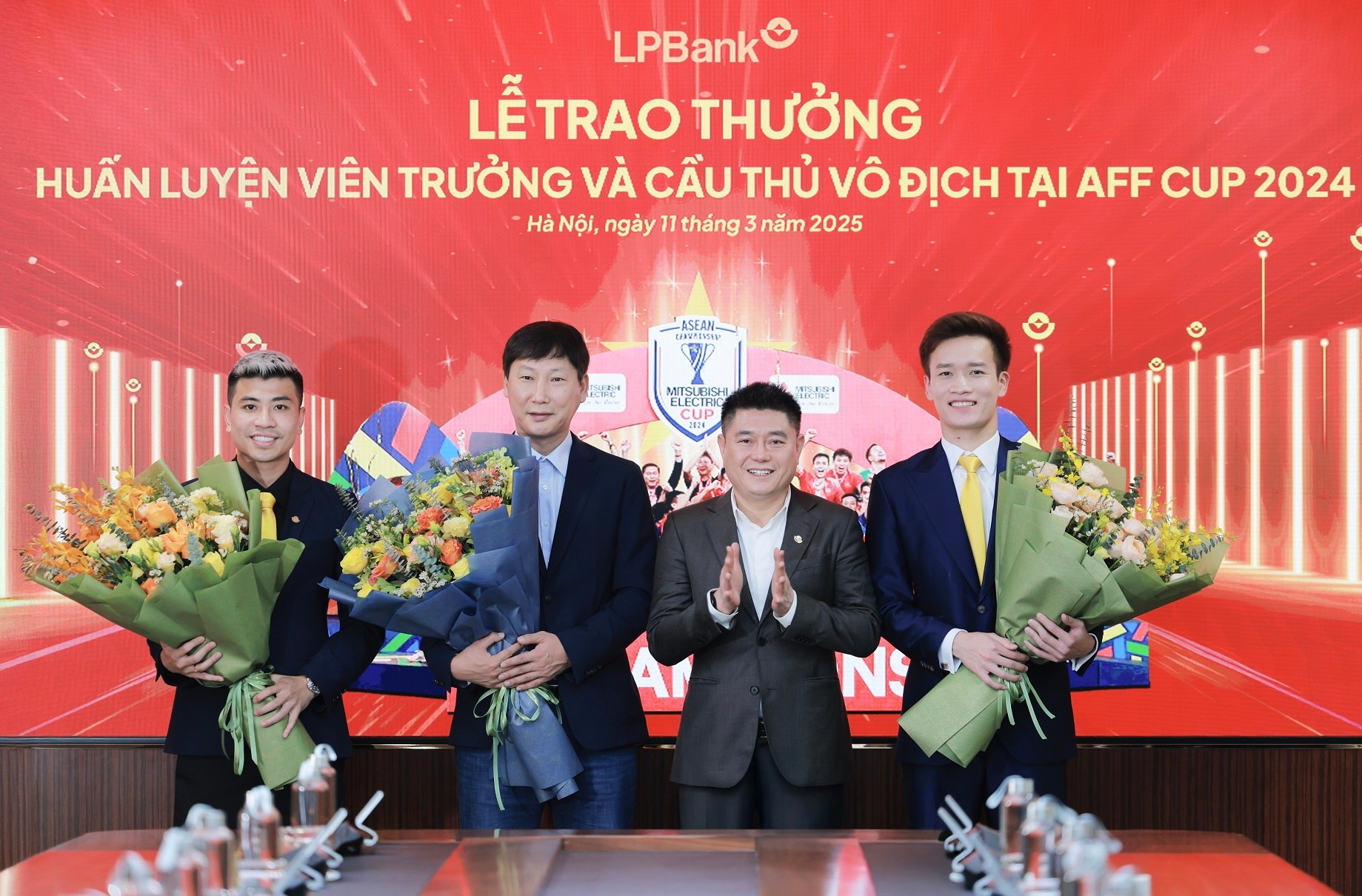 Loc Phat Bank (LPBank) มอบรางวัลให้กับหัวหน้าผู้ฝึกสอนและผู้เล่นผู้ชนะการแข่งขัน AFF CUP 2024