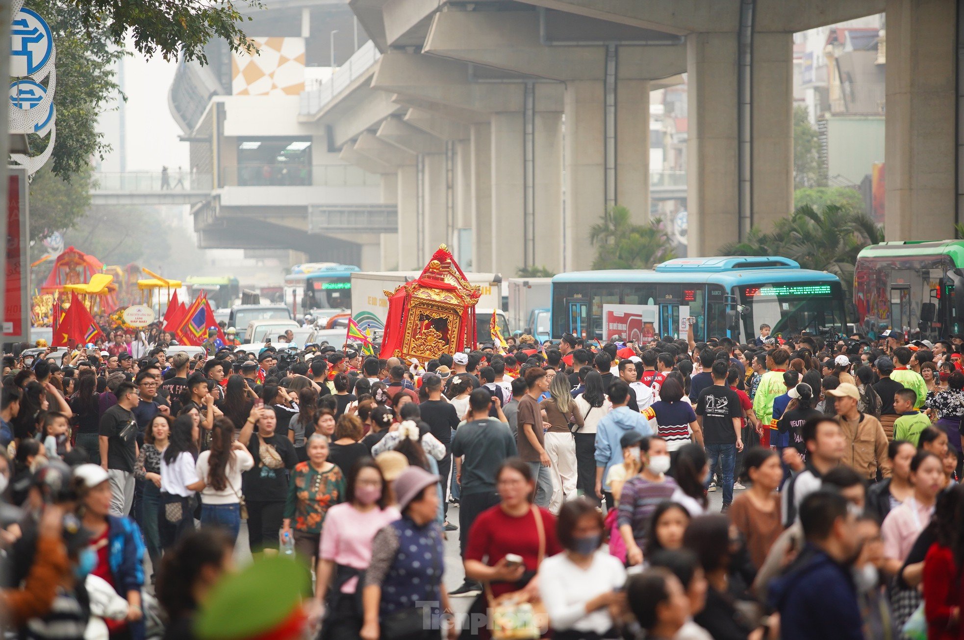 Mar de gente observando la procesión de 5 pueblos creciendo en medio de la calle de Hanoi foto 10