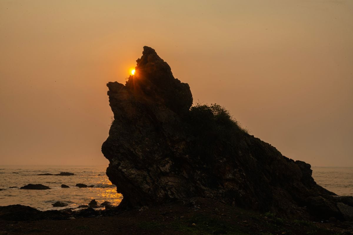 Admirez la beauté sauvage de la plage de Quynh