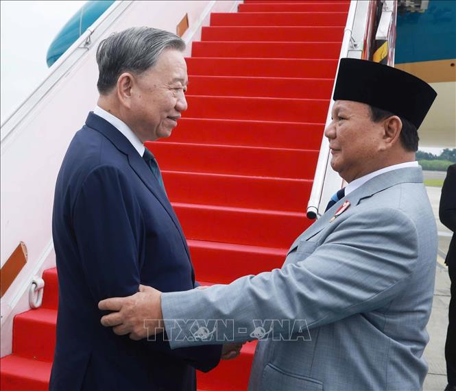 President of the Republic of Indonesia, Chairman of the Great Indonesia Movement Party (Gerindra) Prabowo Subianto sees off General Secretary To Lam. Photo: VNA